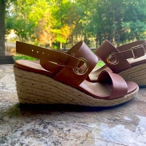 Vionic espadrille wedge sandals. Tan leather with gold accents. Size 7
